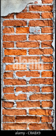 Verticali di colore rosso mattone vecchia colonna richiede la riparazione Foto Stock