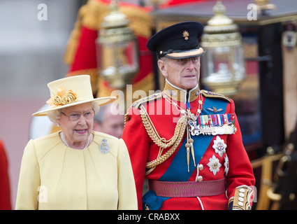 La Gran Bretagna è la Regina Elisabetta II assiste il Trooping dei colori cerimonia per il suo compleanno ufficiale a Buckingham Palace. Foto Stock