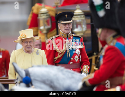 La Gran Bretagna è la Regina Elisabetta II assiste il Trooping dei colori cerimonia per il suo compleanno ufficiale a Buckingham Palace. Foto Stock