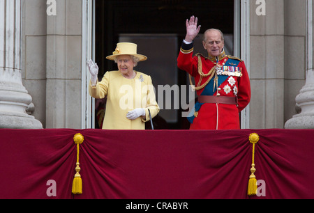 La Gran Bretagna è la Regina Elisabetta II assiste il Trooping dei colori cerimonia per il suo compleanno ufficiale a Buckingham Palace. Foto Stock