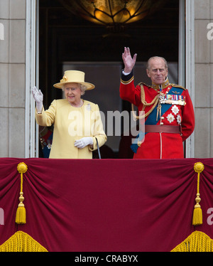 La Gran Bretagna è la Regina Elisabetta II assiste il Trooping dei colori cerimonia per il suo compleanno ufficiale a Buckingham Palace. Foto Stock