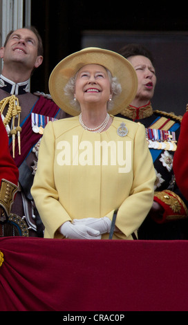 La Gran Bretagna è la Regina Elisabetta II assiste il Trooping dei colori cerimonia per il suo compleanno ufficiale a Buckingham Palace. Foto Stock