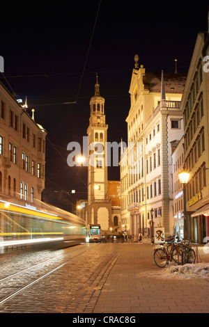 Torre Perlachturm con il municipio e un tram notturno, Augsburg, Svevia, Baviera, Germania, Europa Foto Stock