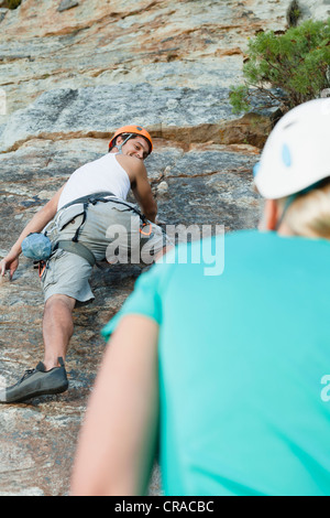 Gli alpinisti scala ripida roccia Foto Stock