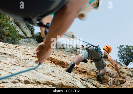 Gli alpinisti scala ripida roccia Foto Stock