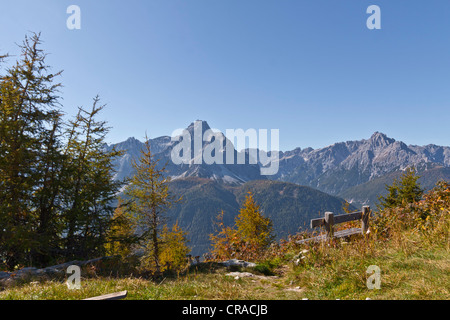 Dolomiti di Sesto in autunno, Mt Gsellknoten, Monte Casella, 2865m, e Mt Birkenkofel, Croda dei Baranci, 2943m, Italia, Europa Foto Stock