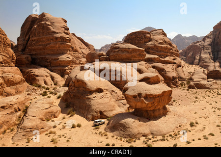 Off-road a veicolo in marcia tra le rocce nel deserto, Wadi Rum, il Regno hascemita di Giordania, Medio Oriente e Asia Foto Stock