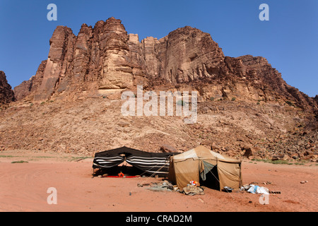 Montagna con Lawrence della primavera, Accampamento Beduino, Lawrence d'Arabia, deserto Wadi Rum, Regno Hascemita di Giordania, Medio Oriente Foto Stock