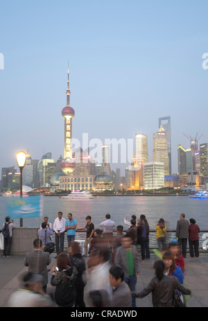 Vista del paesaggio urbano del quartiere Pudong di Shanghai in Cina Foto Stock