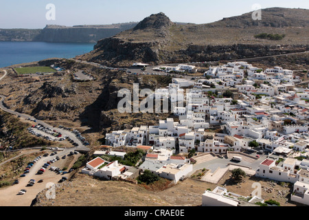 Vista di Lindos come si vede dal Acropoli di Lindos, Rodi, Grecia, Europa Foto Stock