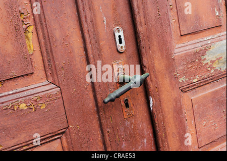 Vecchio weathered legno porta anteriore con peeling vernice, briedern, RENANIA-PALATINATO, Germania, Europa publicground Foto Stock