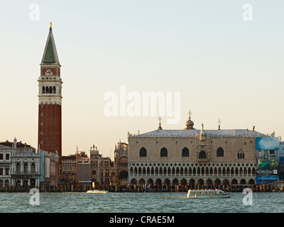 Campanile di San Marco e il Palazzo dei Dogi di Venezia, Veneto, Italia, Europa Foto Stock
