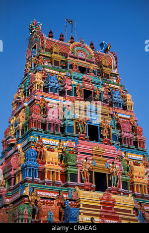 Colorato tempio indù torre o Gopura, vicino Karaikudi, Chettinad, Tamil Nadu, India meridionale, India, Asia Foto Stock