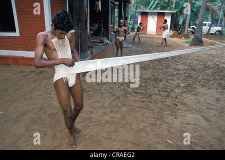 I preparativi per l'insegnamento dell'antica arte marziale di Kalari o Kalaripayattu, vicino Cheruthuruthi o Cheruthuruthy, Kerala Foto Stock