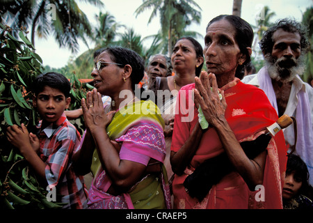 Pregando le donne, Pooram Festival, Aratthapuzha vicino a Thrissur, Kerala, India del Sud, India, Asia Foto Stock