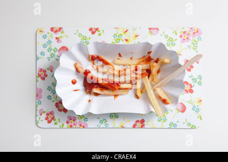 Patate fritte con ketchup su un piatto di carta Foto Stock