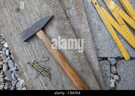 Martello, regola pieghevole e tavole di legno Foto Stock