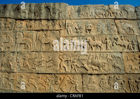 Scene di caccia, rilievo, Mahanavami Dibba, Royal Enclosure, Hampi, Vijayanagar, Karnataka, India meridionale, India, Asia Foto Stock