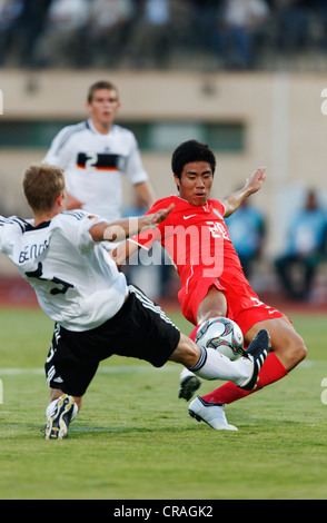 Lars Bender della Germania (L) sfide Hee Seong Parco della Corea del Sud (R) durante un 2009 FIFA U-20 World Cup Match. Foto Stock