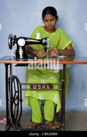 Giovane donna viene insegnato a taglio e cucito, la formazione professionale e la qualificazione tecnica, Nanniyur Pudhur vicino Karur, Tamil Nadu, India Foto Stock