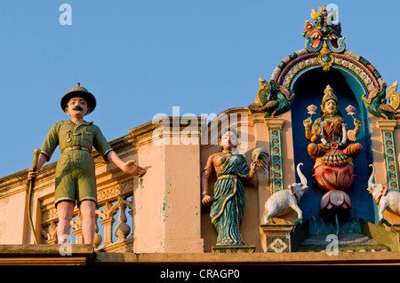 Indian dea Lakshmi affiancato da elefanti e soldato britannico in uniforme con un fucile, decorazione scultorea su una vecchia casa Foto Stock