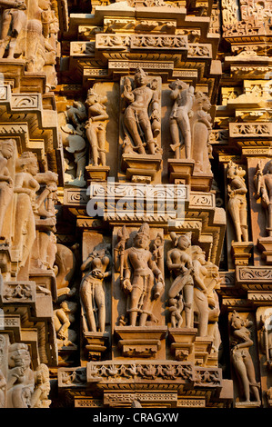 Figure in pietra, divinità Indù sulla facciata di un tempio, Khajuraho Gruppo di Monumenti Patrimonio dell'Umanità UNESCO, Madhya Pradesh Foto Stock