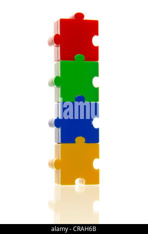 Quattro coloratissimi pezzi di un puzzle bloccata in posizione sulla parte superiore di ogni altro, collegato, immagine simbolica per la coesione Foto Stock