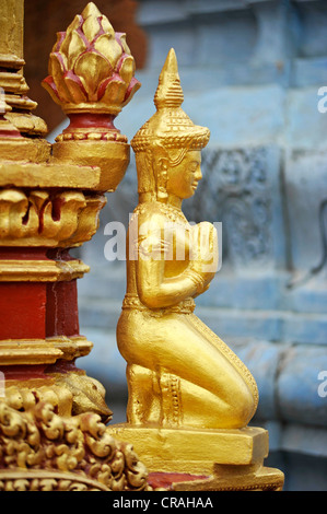 Statua dorata in un tempio buddista in Siam Reap, Cambogia, Asia sud-orientale, Asia Foto Stock