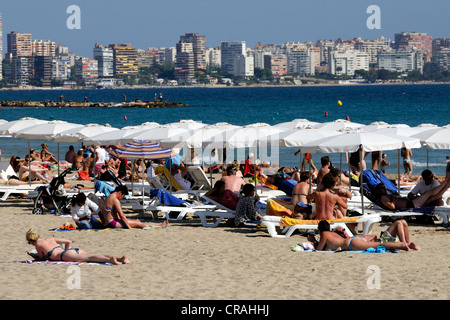 I bagnanti a prendere il sole sulla spiaggia a Playa del Postiguet di Alicante, Costa Blanca, Spagna, Europa Foto Stock