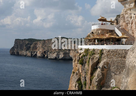 Bar e grotta Cova d'en Xoroi, Cala en Porter, Menorca, isole Baleari, Spagna, Europa Foto Stock