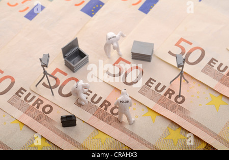 Il fissaggio degli elementi di prova, figure in miniatura in piedi sulle banconote in euro, immagine simbolica per analisi di errore Foto Stock