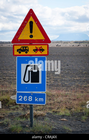 Segnale di avviso indica la mancanza di stazioni di benzina nelle highlands, Ring Road, il nord dell'Islanda, Europa Foto Stock