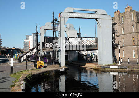 Leamington ponte sollevatore in posizione sollevata sul Edinburghs Union Canal Foto Stock