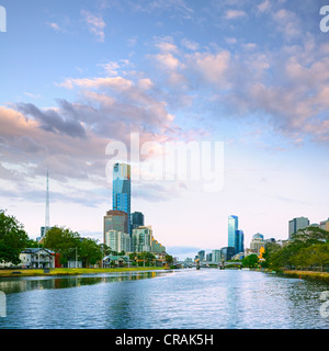 Lo skyline di Melbourne all'alba o al crepuscolo, guardando oltre il Fiume Yarra verso il CBD e Princes Bridge. Foto Stock