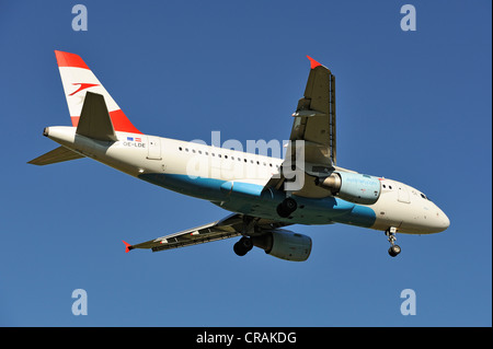 Austrian Airlines Airbus A319 112 durante l approccio di atterraggio all'aeroporto di Zurigo, Zurigo, Svizzera, Europa Foto Stock