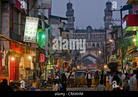 Occupato bazaar vicino al monumento Charminar, Hyderabad, Andhra Pradesh, India meridionale, India, Asia Foto Stock