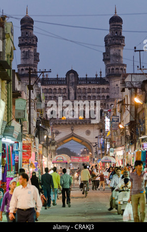 Bazaar vicino al monumento Charminar, Hyderabad, Andhra Pradesh, India, Asia Foto Stock