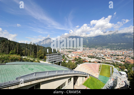 Vista da Bergisel Schanze ski-salto giù sul Stadium, città di Innsbruck e Nordkette o Inntalkette mountain range al Foto Stock