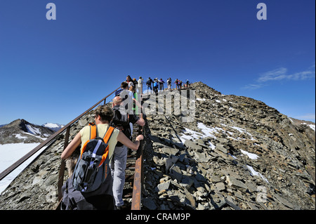 Il turismo di massa su 3210 m. alto Alto Adige Observation Deck, Alpi dello Stubai in Tirolo, Austria, Europa Foto Stock