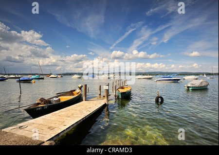 La pesca del molo, pesca barche e yacht nel porto di Iznang, Landkreis Konstanz county, Baden-Wuerttemberg, Germania, Europa Foto Stock
