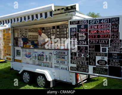 Il numero di cellulare del fornitore della piastra   Vendita e rendendo auto Targhe di immatricolazione, dal rimorchio mobile. Cholmondeley Pageant di potenza, Cheshire, Regno Unito Foto Stock