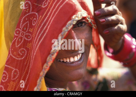 La moglie di un commerciante di cammello, ritratto, Nagaur il cammello e il mercato del bestiame, Rajasthan, deserto di Thar, India settentrionale, India, Asia Foto Stock