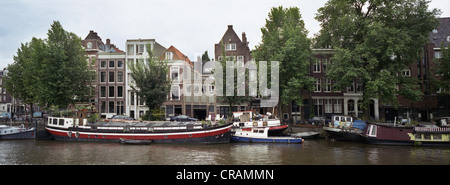 Barche ormeggiate in un canale di Amsterdam Foto Stock