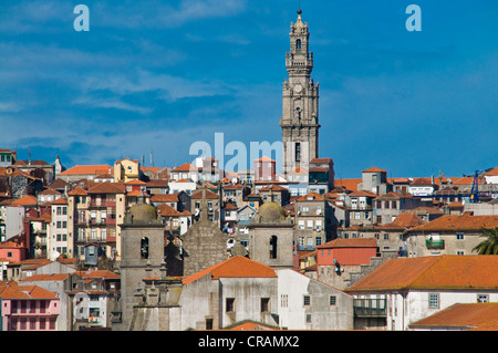 Vista panoramica di tutta la città di Porto con la Torre dos Clérigos, il campanile della chiesa di Clérigos, Portogallo, Europa Foto Stock