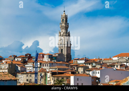 Vista sulla città e la Torre dos Clérigos tower, Porto, Portogallo, Europa Foto Stock