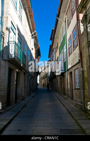 Vicolo nella città vecchia, parola UNESCO Patrimonio dell'Umanità, Guimarães, Portogallo, Europa Foto Stock