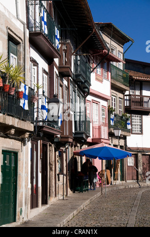Case con piccoli negozi, la città vecchia, la parola UNESCO Patrimonio dell'Umanità, Guimarães, Portogallo, Europa Foto Stock