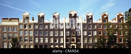 Una fila di tradizionali case sul canale con le loro caratteristiche scuderie al collo. Amsterdam. Foto Stock