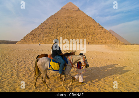 Piramidi di Giza, a cavallo davanti, Egitto, Africa Foto Stock