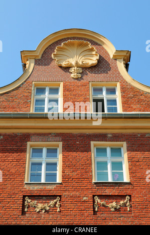 Un tetto a due spioventi, la storica casa residenziale nel quartiere olandese, Potsdam, Brandeburgo, Germania, Europa Foto Stock